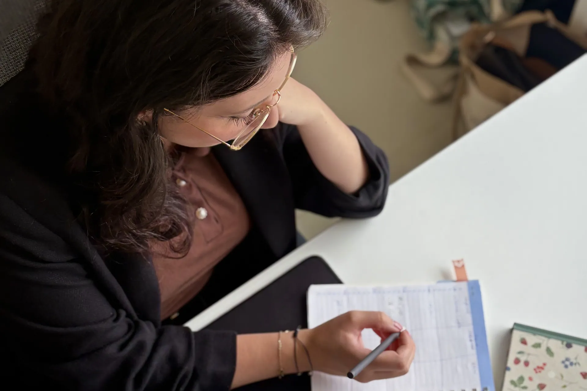 Laure Angelucci, graphiste à Liège, annote son agenda à son bureau pour planifier un projet