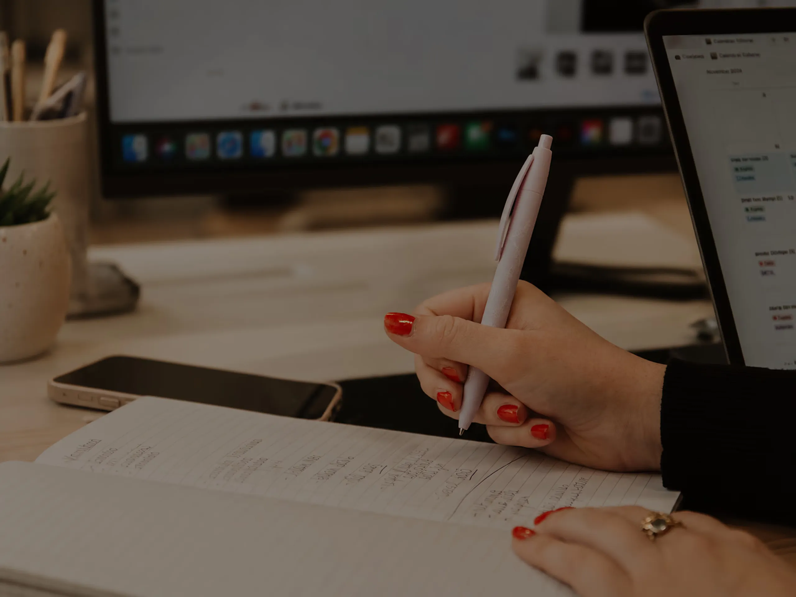 Laure Angelucci prenant des notes à son bureau