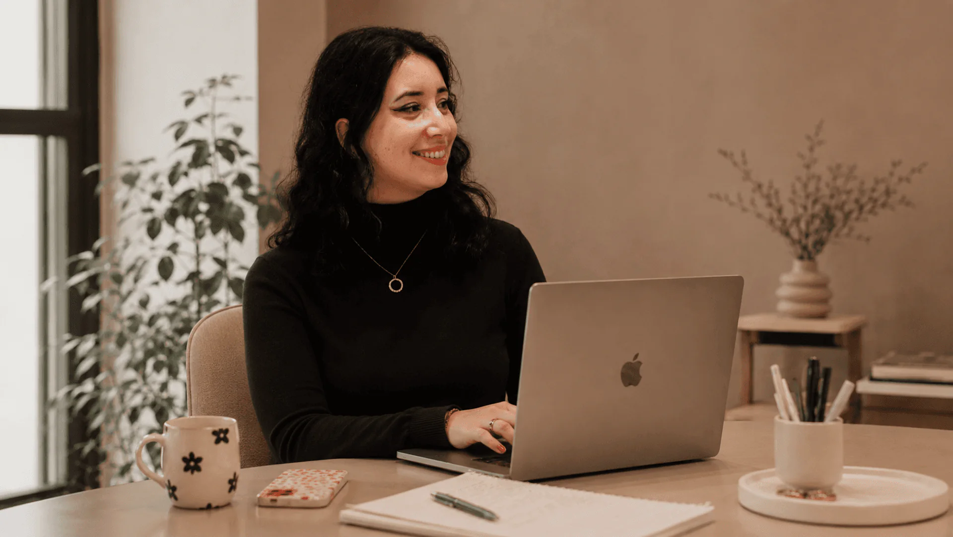 Laure Angelucci travaillant à son bureau