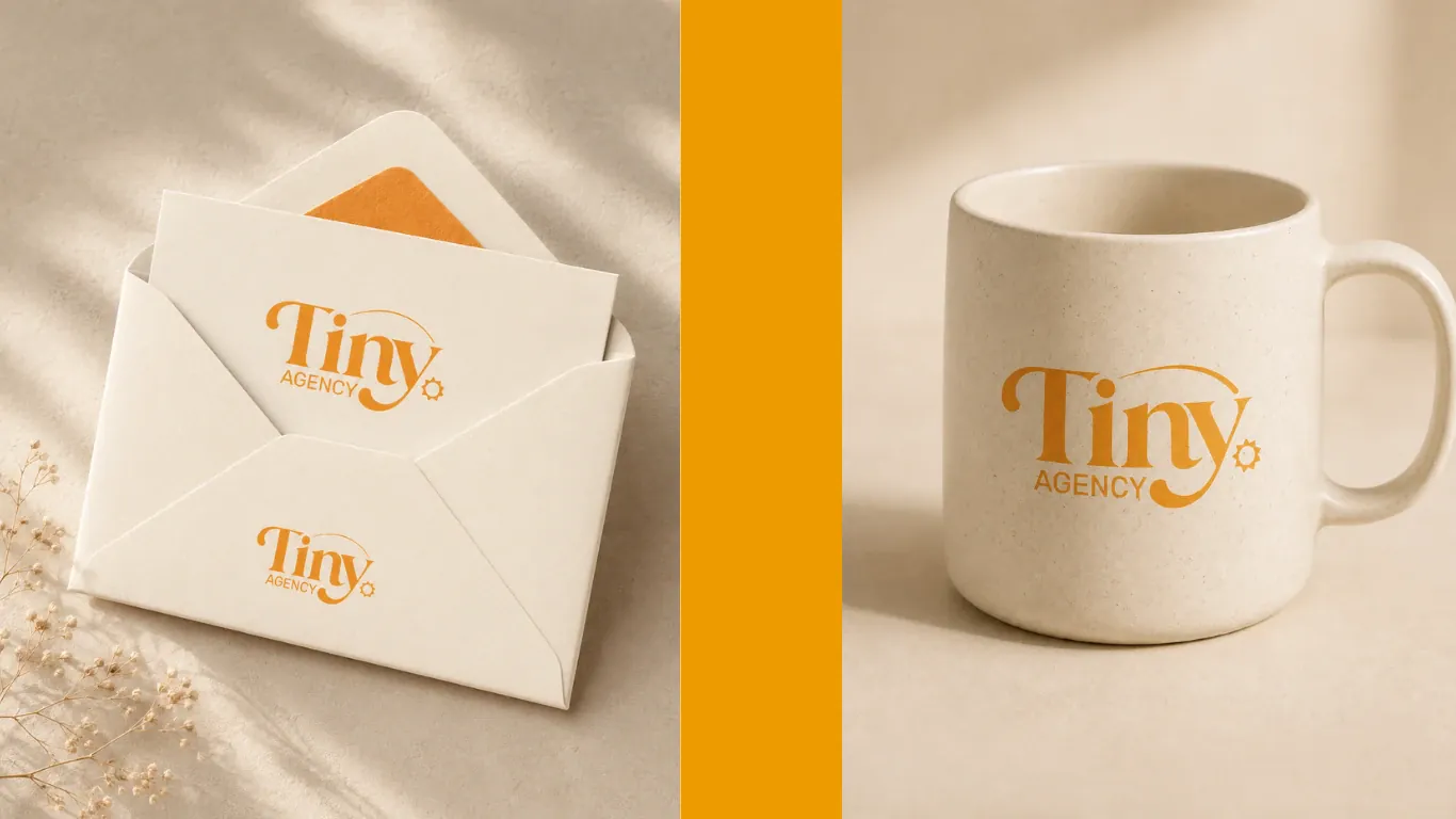 Le logo Tiny Agency imprimé en orange sur une carte glissée dans une enveloppe crème, et sur un mug en grès clair, séparés par une bande orange